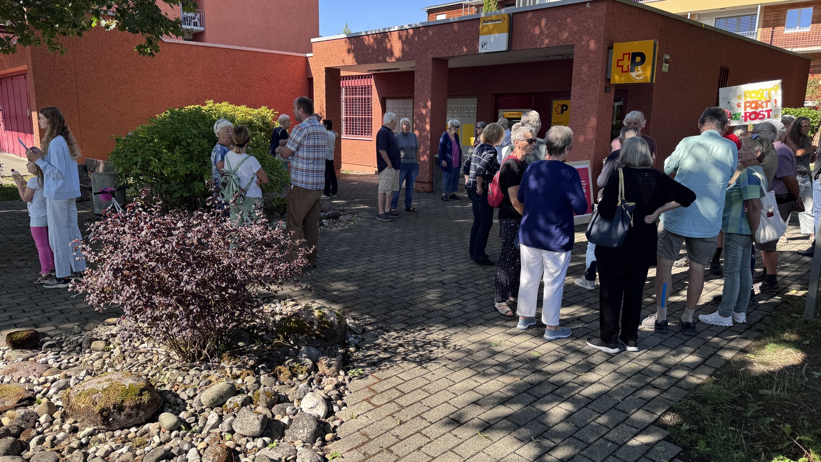 Viele Menschen vor der Poststelle Kölliken am Sammeltag